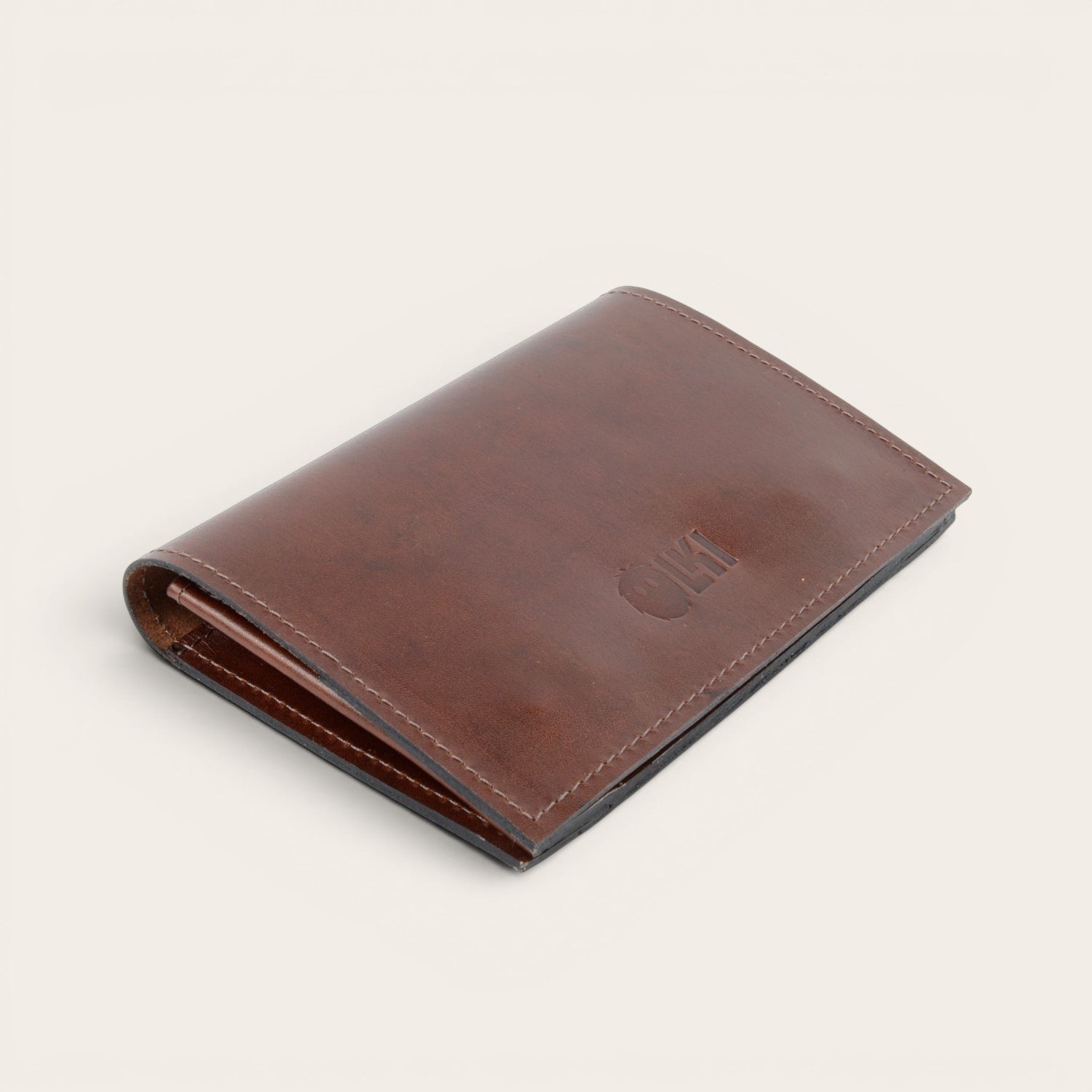 Tabaquera Maipo Castaño de cuero genuino marrón de OLKI con cierre a presión de latón. Diseño compacto y elegante.