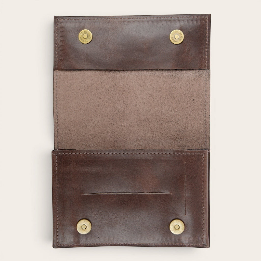 Tabaquera Maipo Chocolate de cuero genuino OLKI. Diseño compacto con cierre de broche a imán, ideal para guardar tabaco y papelillos.