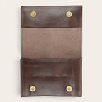 Tabaquera Maipo Chocolate de cuero genuino OLKI. Diseño compacto con cierre de broche a imán, ideal para guardar tabaco y papelillos.