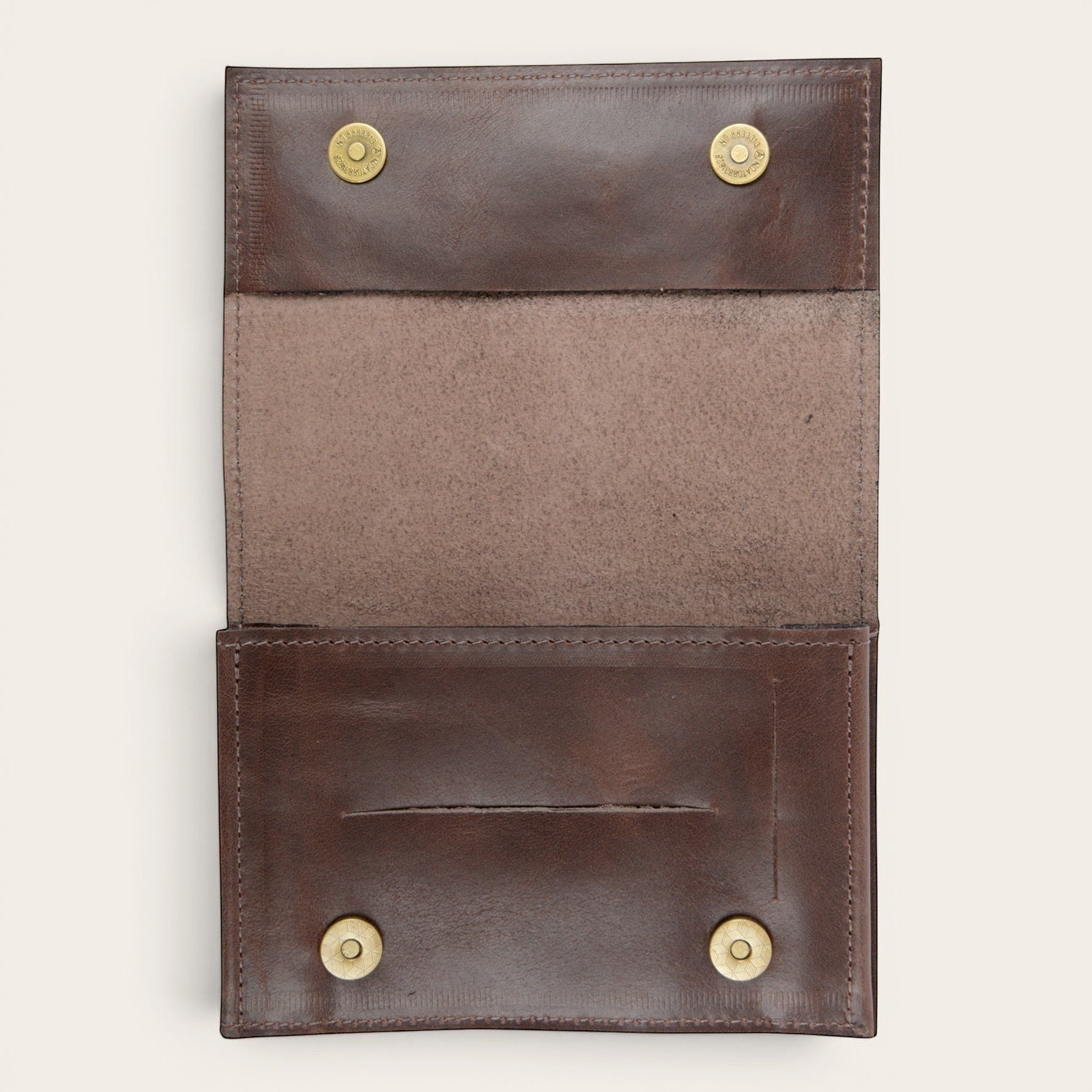 Tabaquera Maipo Chocolate de cuero genuino OLKI. Diseño compacto con cierre de broche a imán, ideal para guardar tabaco y papelillos.