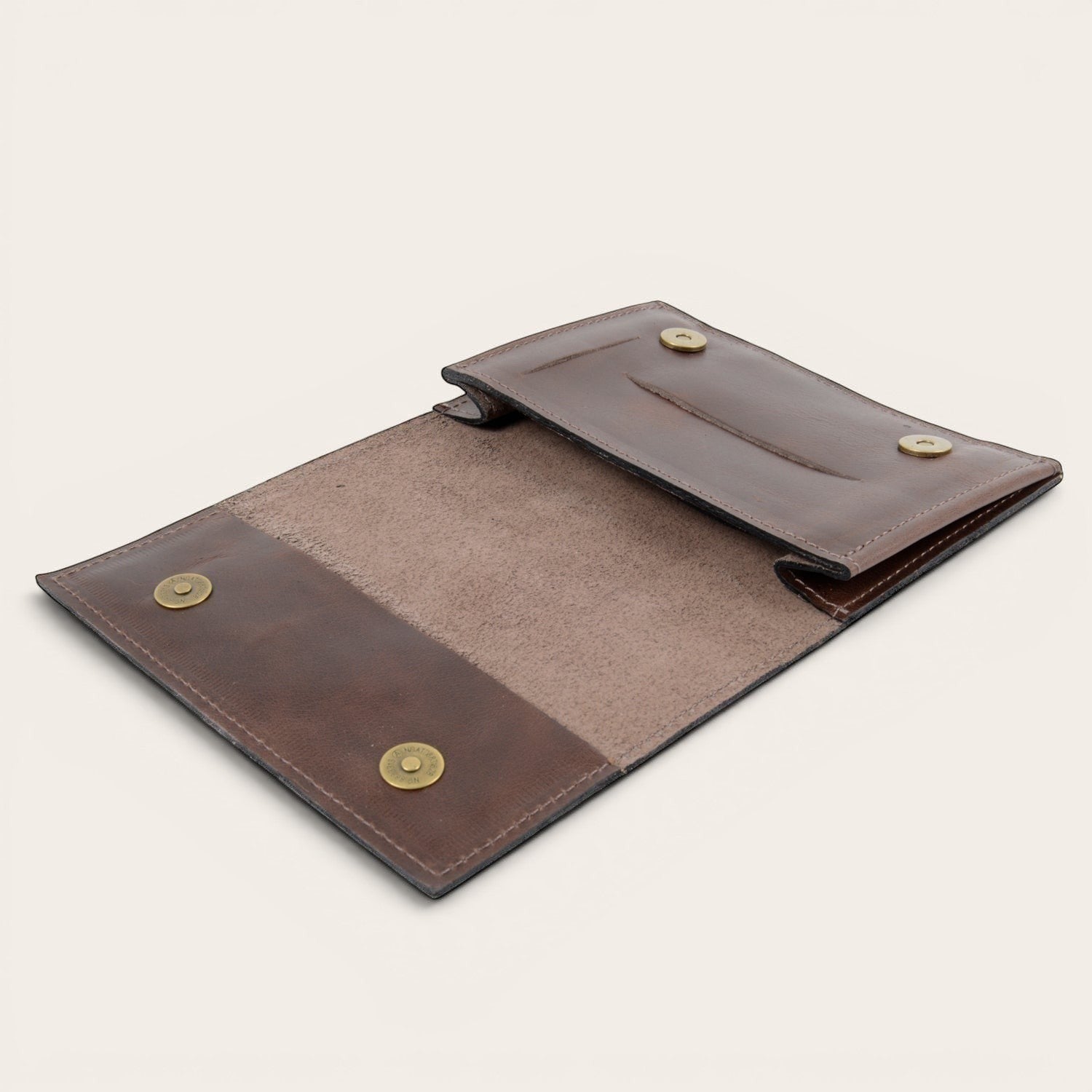 Tabaquera Maipo Chocolate de cuero genuino de OLKI, con cierre magnético y compartimentos interiores para tabaco y papelillos.