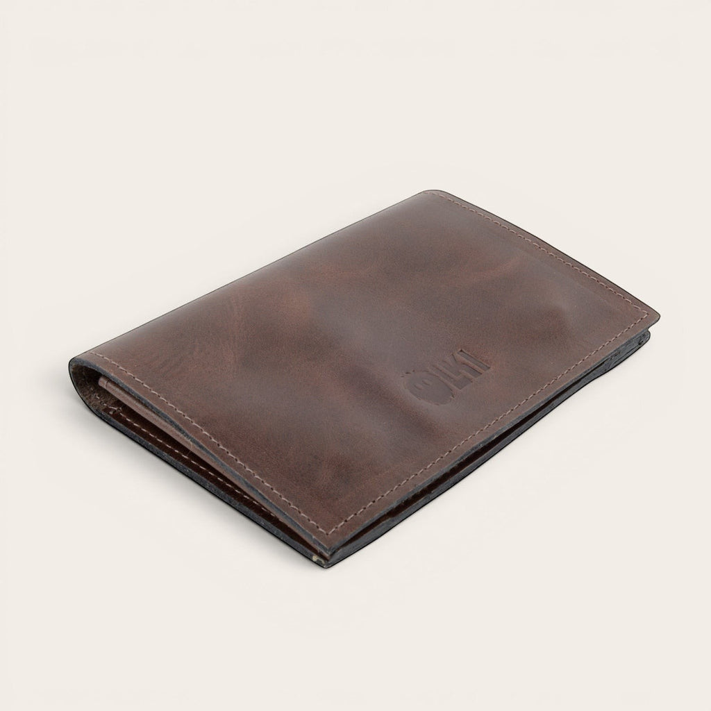Tabaquera Maipo Chocolate de cuero genuino OLKI con logo grabado. Diseño compacto y elegante para guardar tabaco y papelillos.