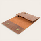 OLKI Tabaquera Maipo Habano de cuero genuino en tono habano con cierre de broches metálicos.