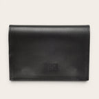 Tabaquera negra de cuero de vacuno de OLKI con broches de imán y compartimentos para filtros, papelillos y encendedor.