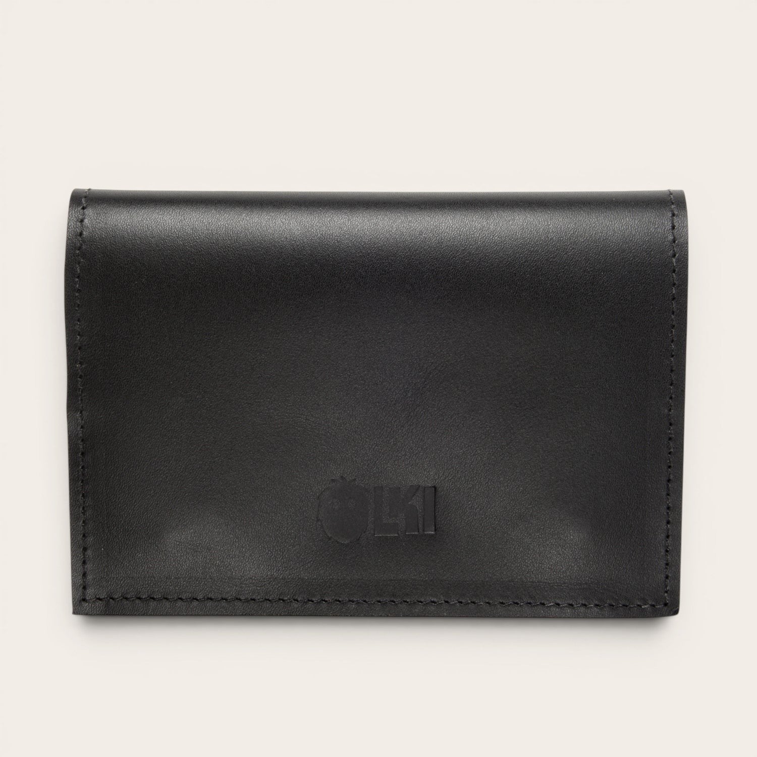 Tabaquera negra de cuero de vacuno de OLKI con broches de imán y compartimentos para filtros, papelillos y encendedor.