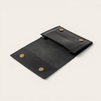 Tabaquera Maipo Negro de cuero genuino OLKI con broches de imán y logo grabado. Diseño compacto y elegante.