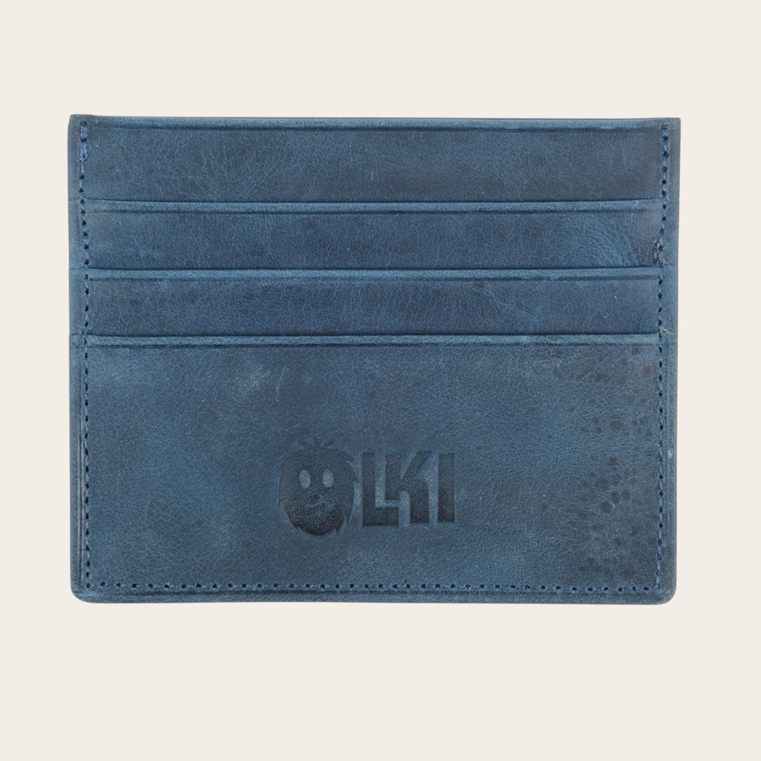 Tarjetero Cachapoal Azul de cuero de OLKI con múltiples ranuras y logo grabado. Diseño minimalista.