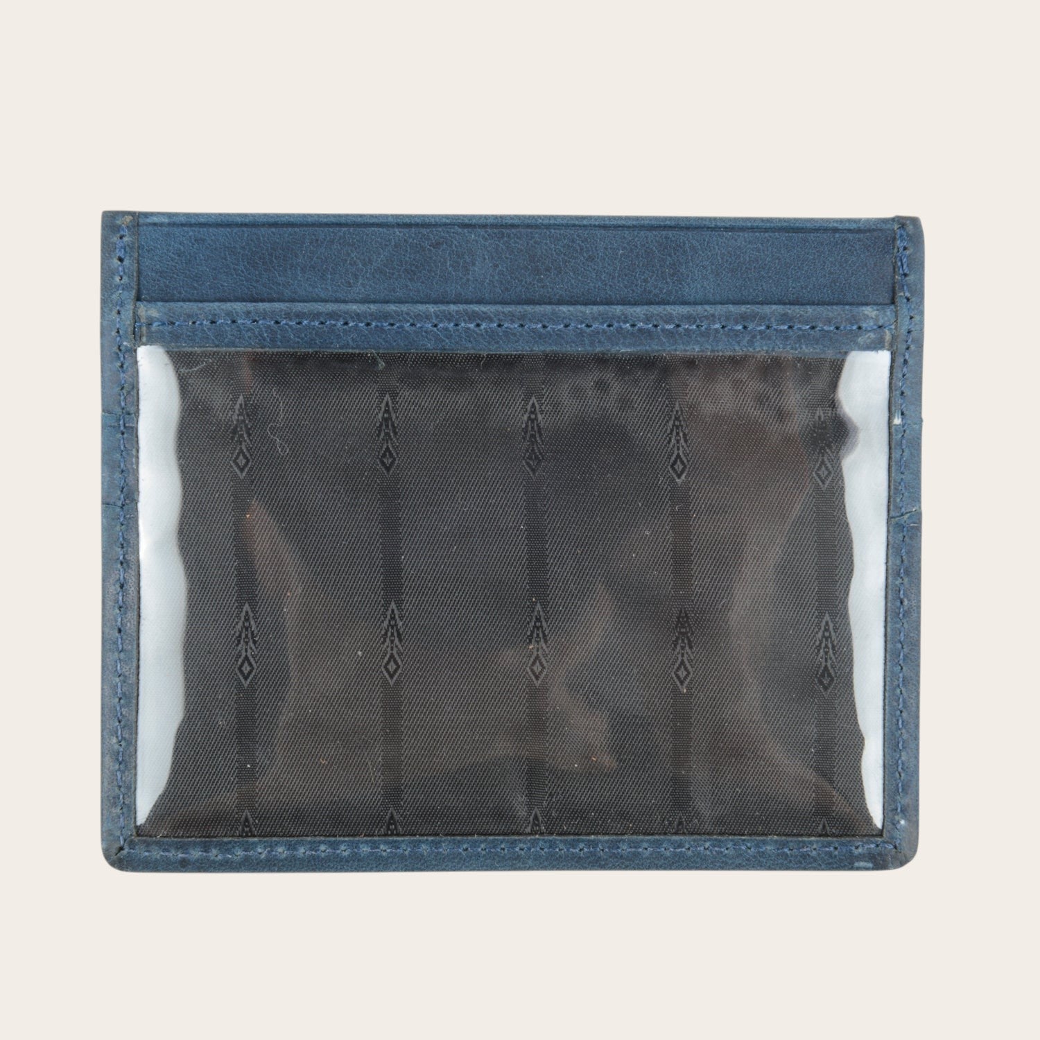 Tarjetero Cachapoal Azul de cuero con compartimento transparente y múltiples ranuras. Accesorio minimalista y funcional.