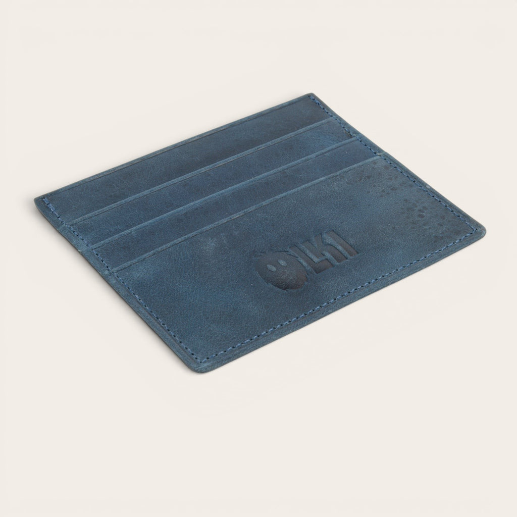 Tarjetero Cachapoal Azul de cuero de OLKI con múltiples ranuras y logo grabado. Diseño minimalista y funcional.