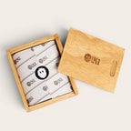 Tarjetero Cachapoal Azul de cuero de OLKI, con múltiples ranuras y compartimento transparente, presentado en caja de madera.