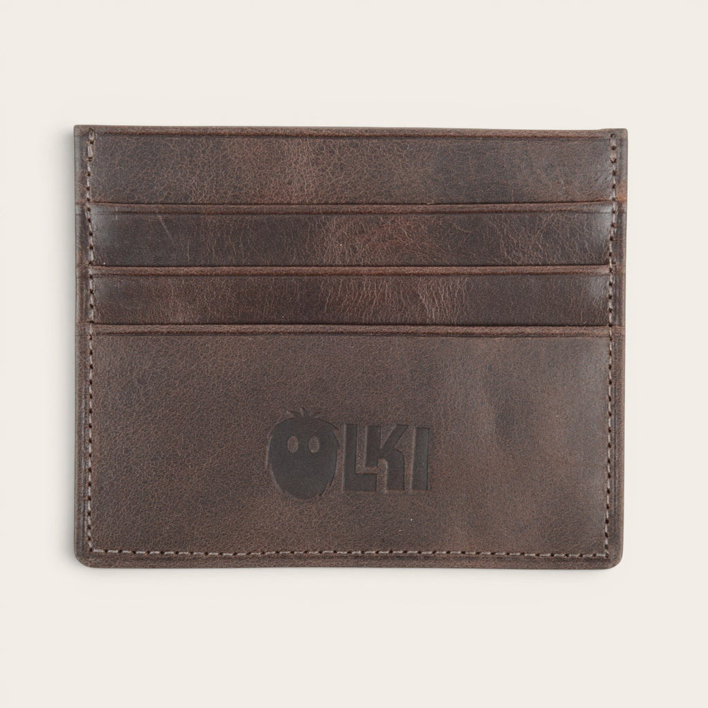 Tarjetero OLKI Cachapoal de cuero marrón chocolate con múltiples ranuras para tarjetas y logo grabado.