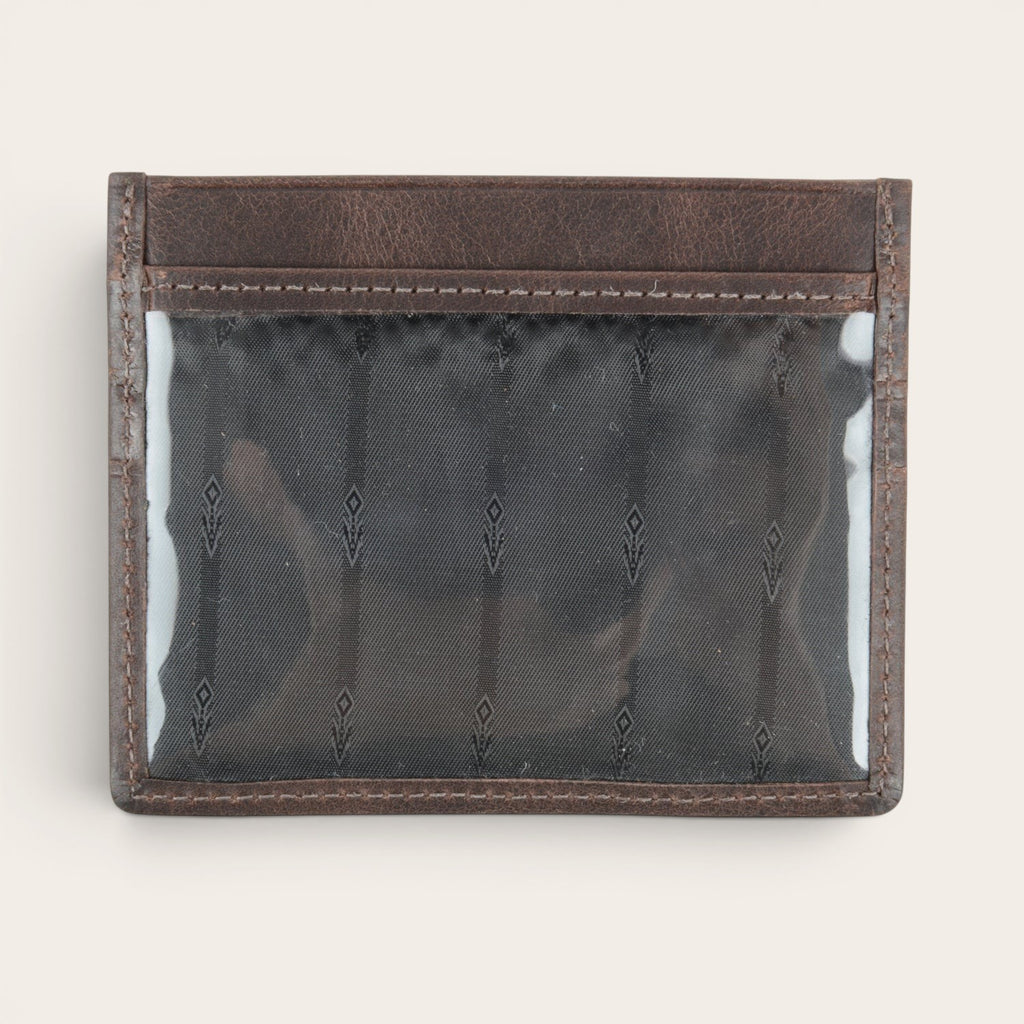 Tarjetero OLKI Cachapoal de cuero marrón chocolate con compartimento transparente para tarjetas.