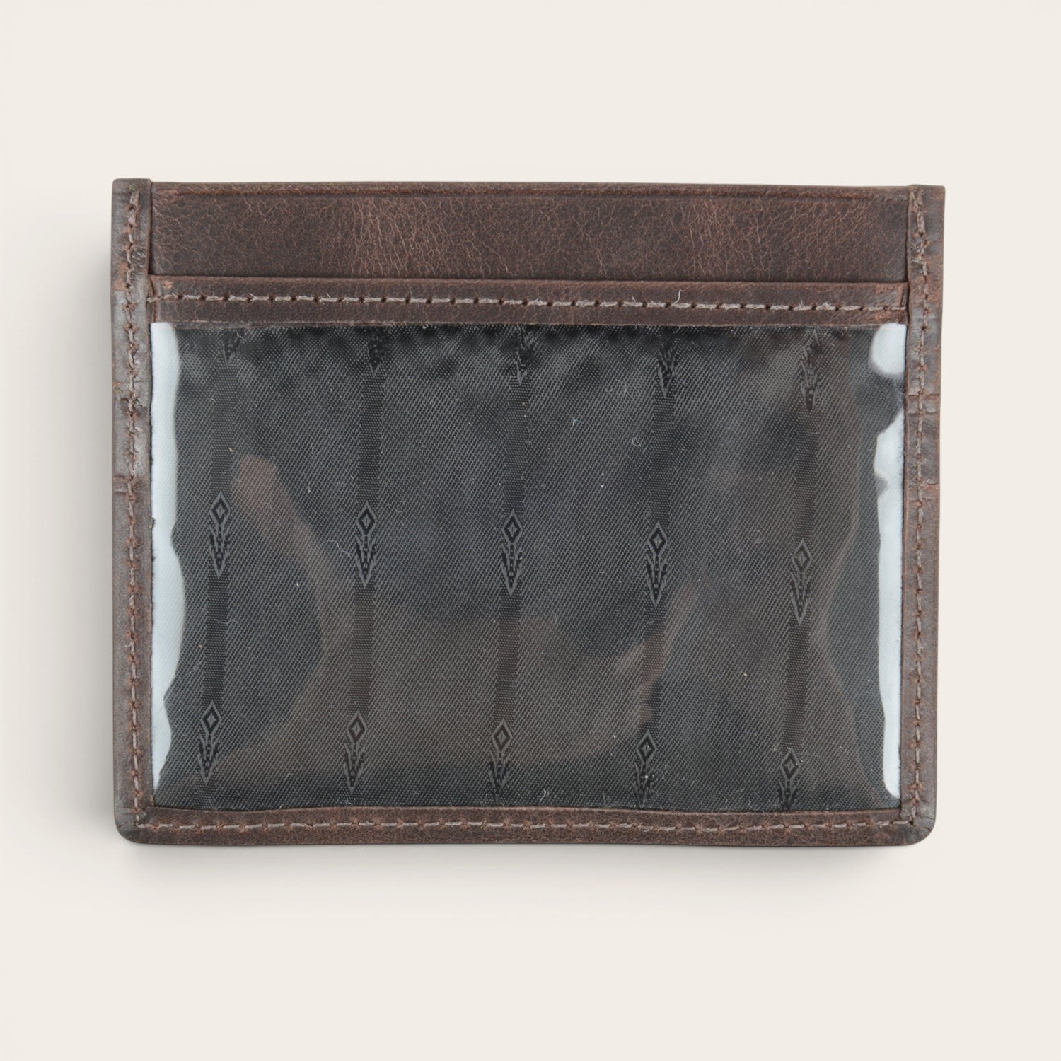 Tarjetero OLKI Cachapoal de cuero marrón chocolate con compartimento transparente para tarjetas.