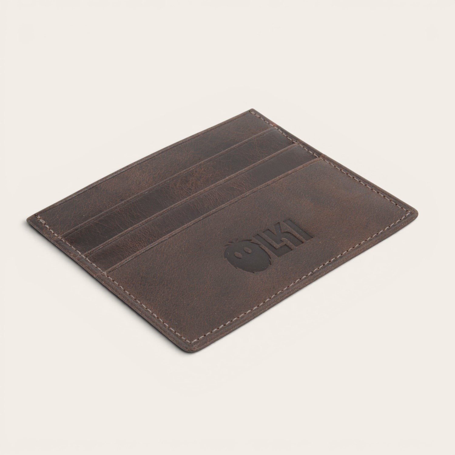 Tarjetero OLKI Cachapoal de cuero marrón chocolate con múltiples ranuras para tarjetas y logo grabado.
