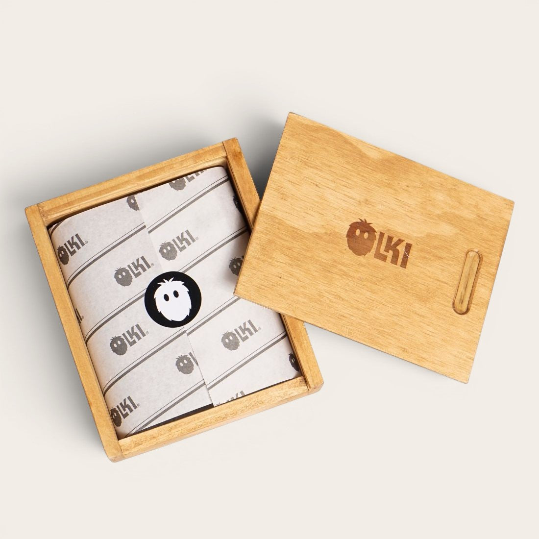 Tarjetero Cachapoal de cuero chocolate de OLKI, con múltiples ranuras y compartimento transparente, presentado en caja de madera.