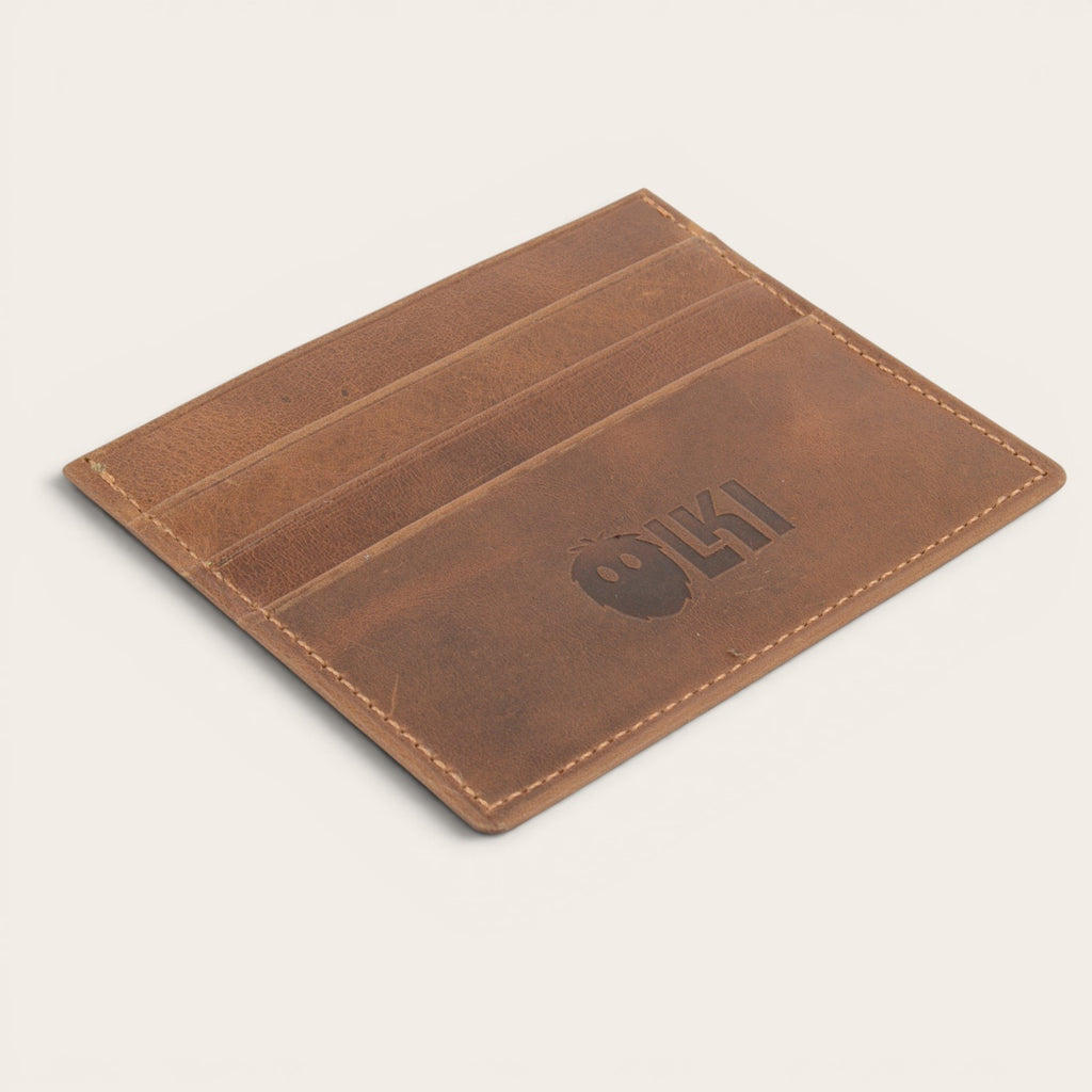 Tarjetero OLKI de cuero genuino color habano con múltiples ranuras para tarjetas y logo grabado.