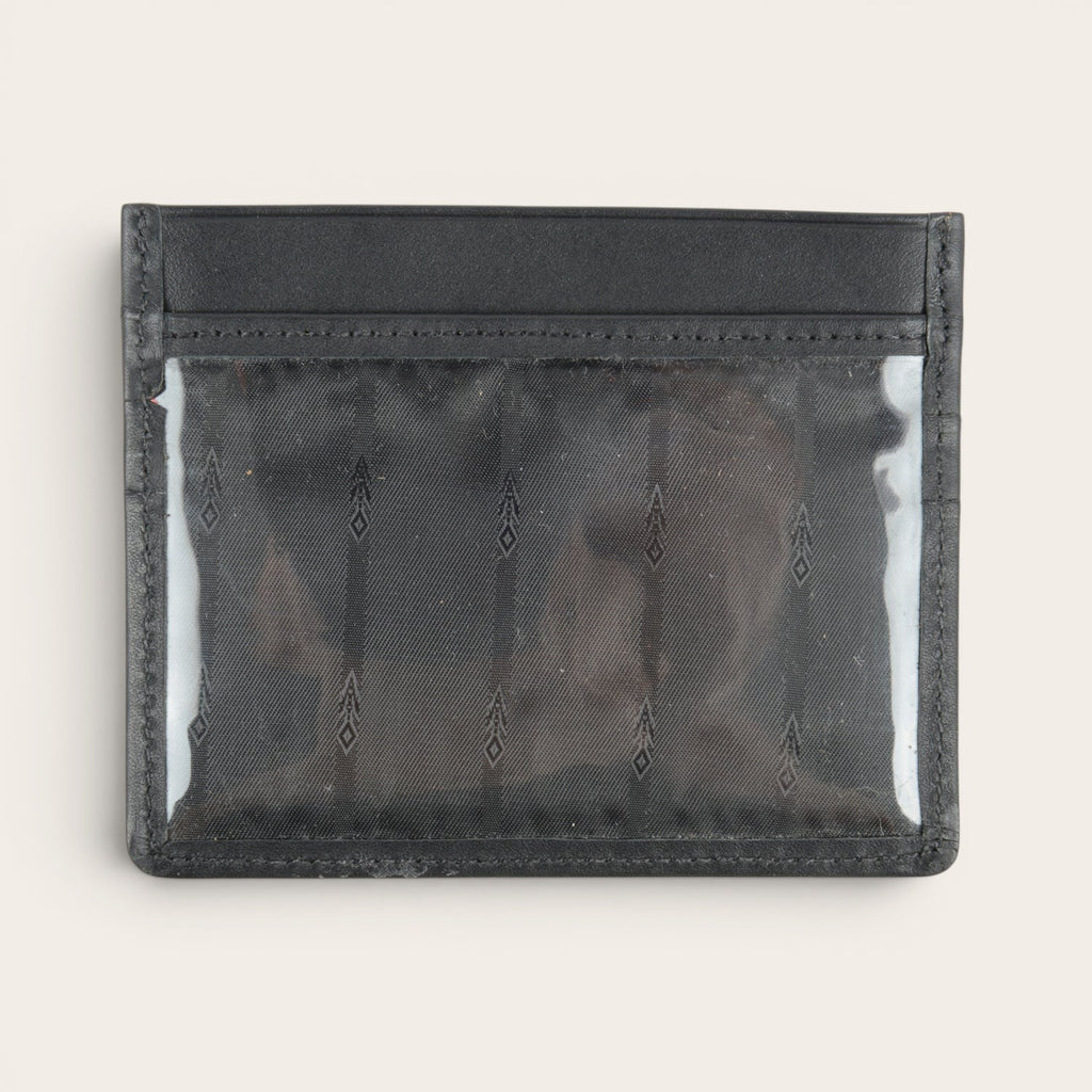 Tarjetero OLKI Cachapoal negro de cuero con ventana transparente para carnet y ranuras para tarjetas.