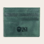 Tarjetero OLKI Cachapoal Verde de cuero con múltiples ranuras para tarjetas y logo grabado.