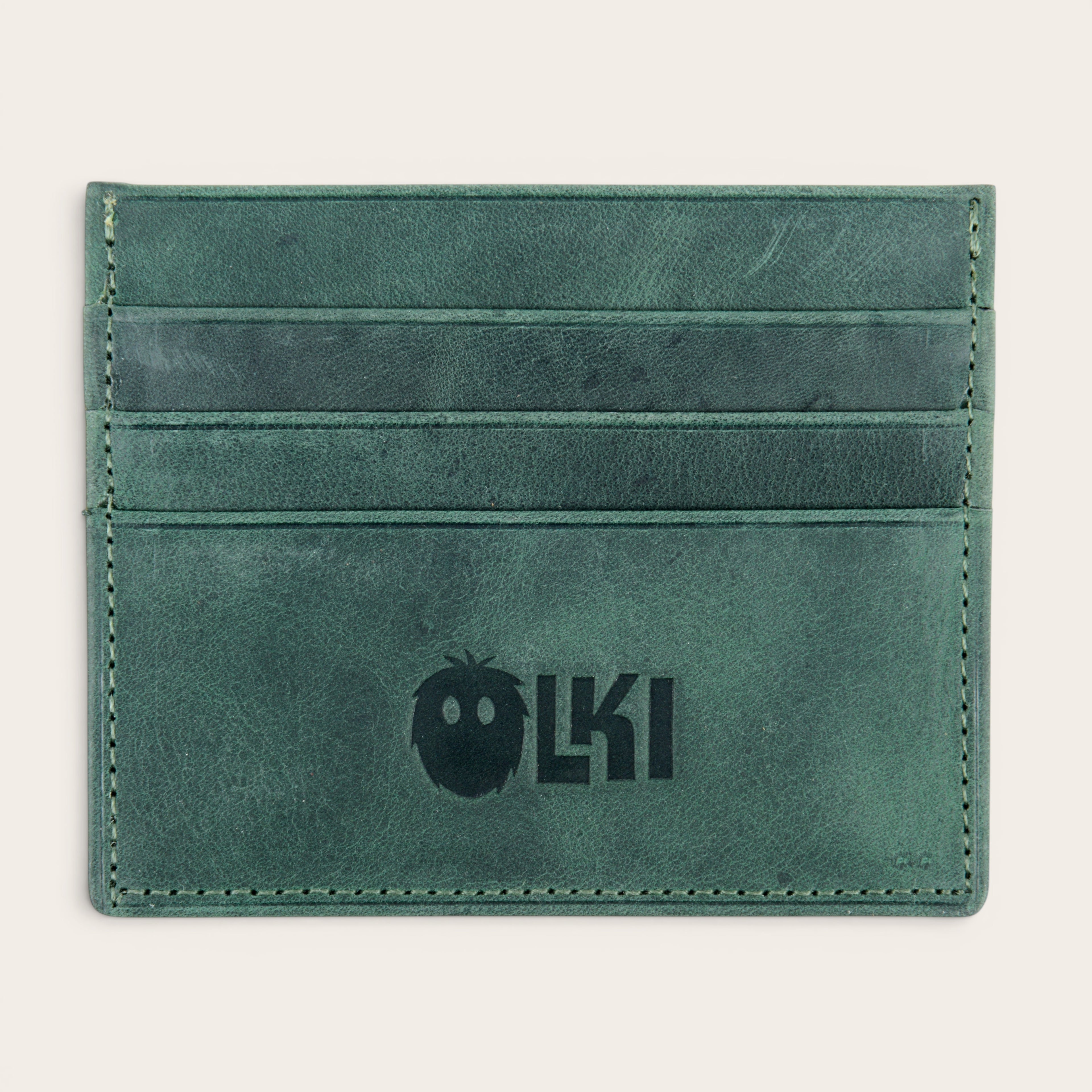 Tarjetero OLKI Cachapoal Verde de cuero con múltiples ranuras para tarjetas y logo grabado.