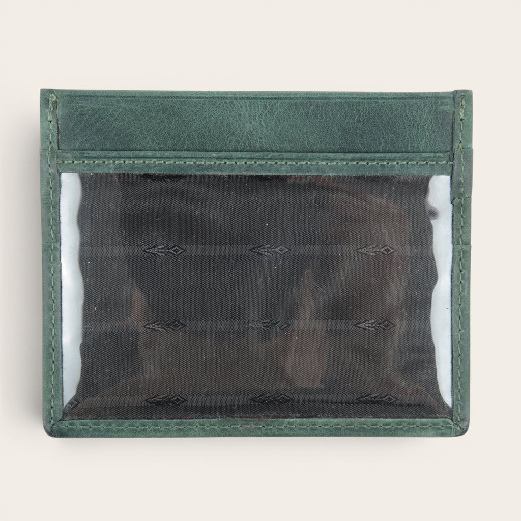Tarjetero OLKI Cachapoal Verde de cuero con compartimento transparente y múltiples ranuras para tarjetas.