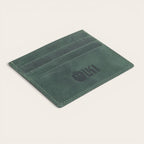 Tarjetero OLKI de cuero verde con múltiples ranuras para tarjetas y logo grabado. Diseño minimalista y funcional.