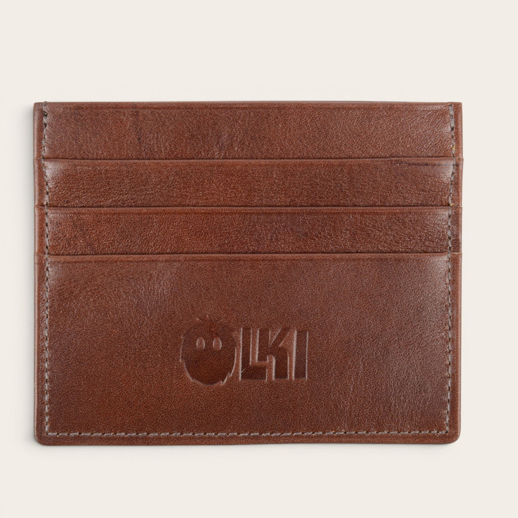 Tarjetero OLKI de cuero vacuno marrón con 3 espacios para tarjetas y ventana para documentos.