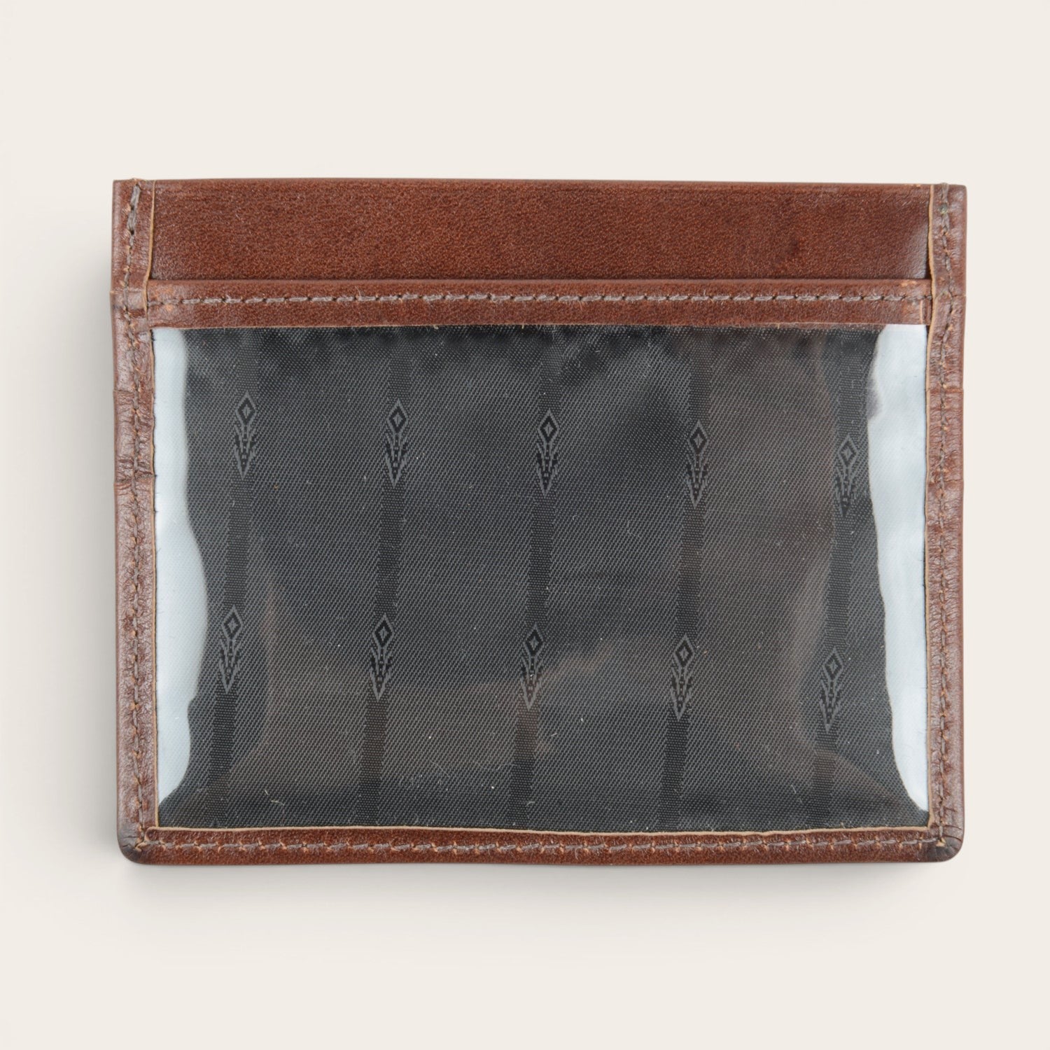 Tarjetero OLKI Cachapoal Castaño de cuero con compartimento transparente y ranuras para tarjetas.