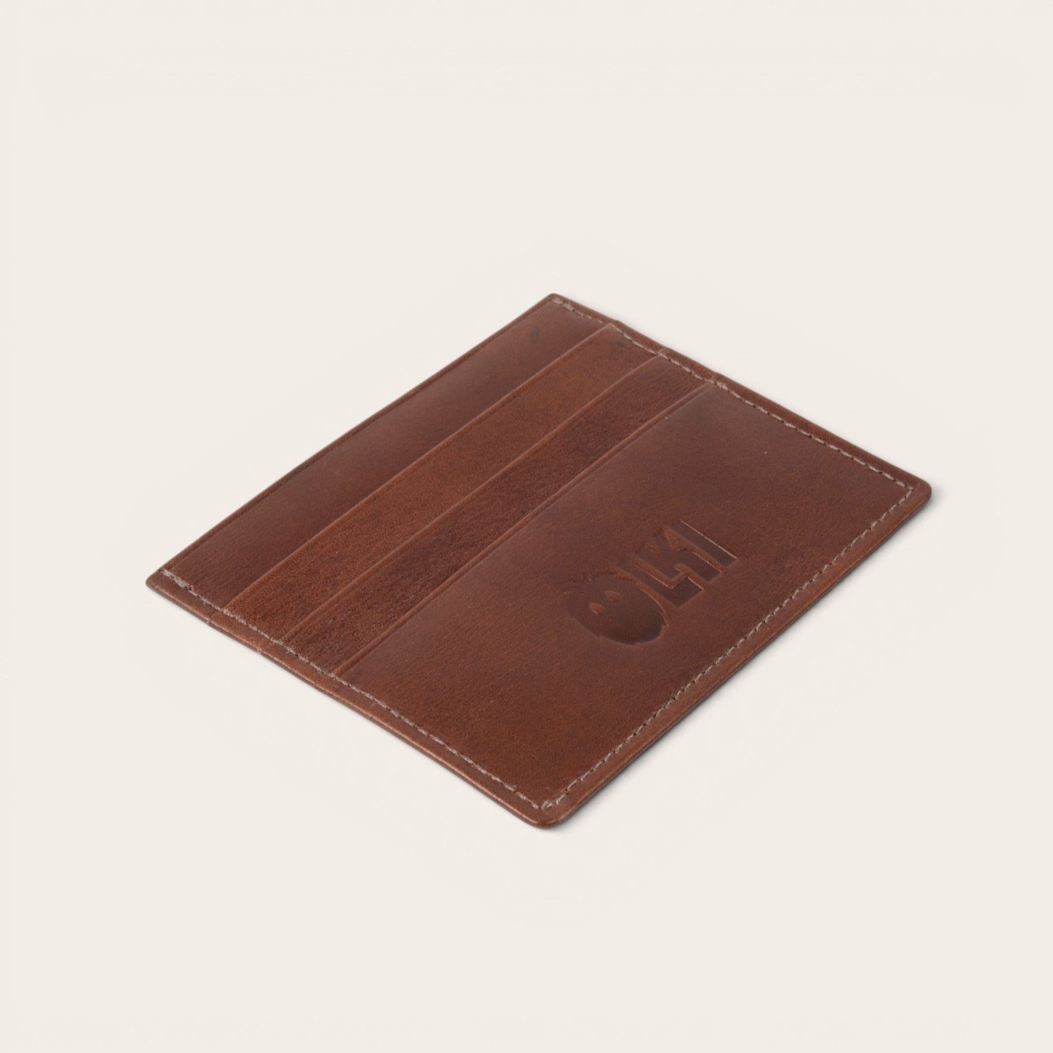 Tarjetero OLKI de cuero castaño con múltiples ranuras para tarjetas y logo grabado. Diseño minimalista.