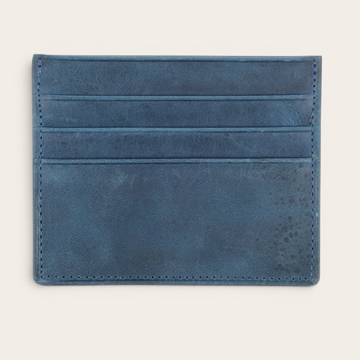 Tarjetero Rapel Azul de piel de OLKI con múltiples ranuras para tarjetas, diseño minimalista y elegante.
