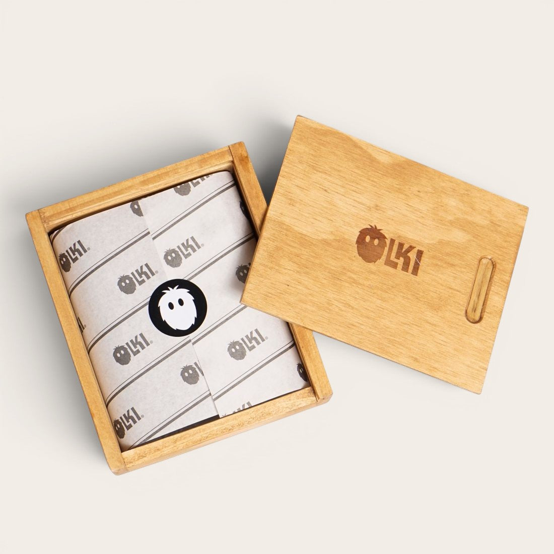 Tarjetero Rapel Castaño de piel de OLKI en tono castaño, con múltiples ranuras para tarjetas. Presentado en caja de madera.