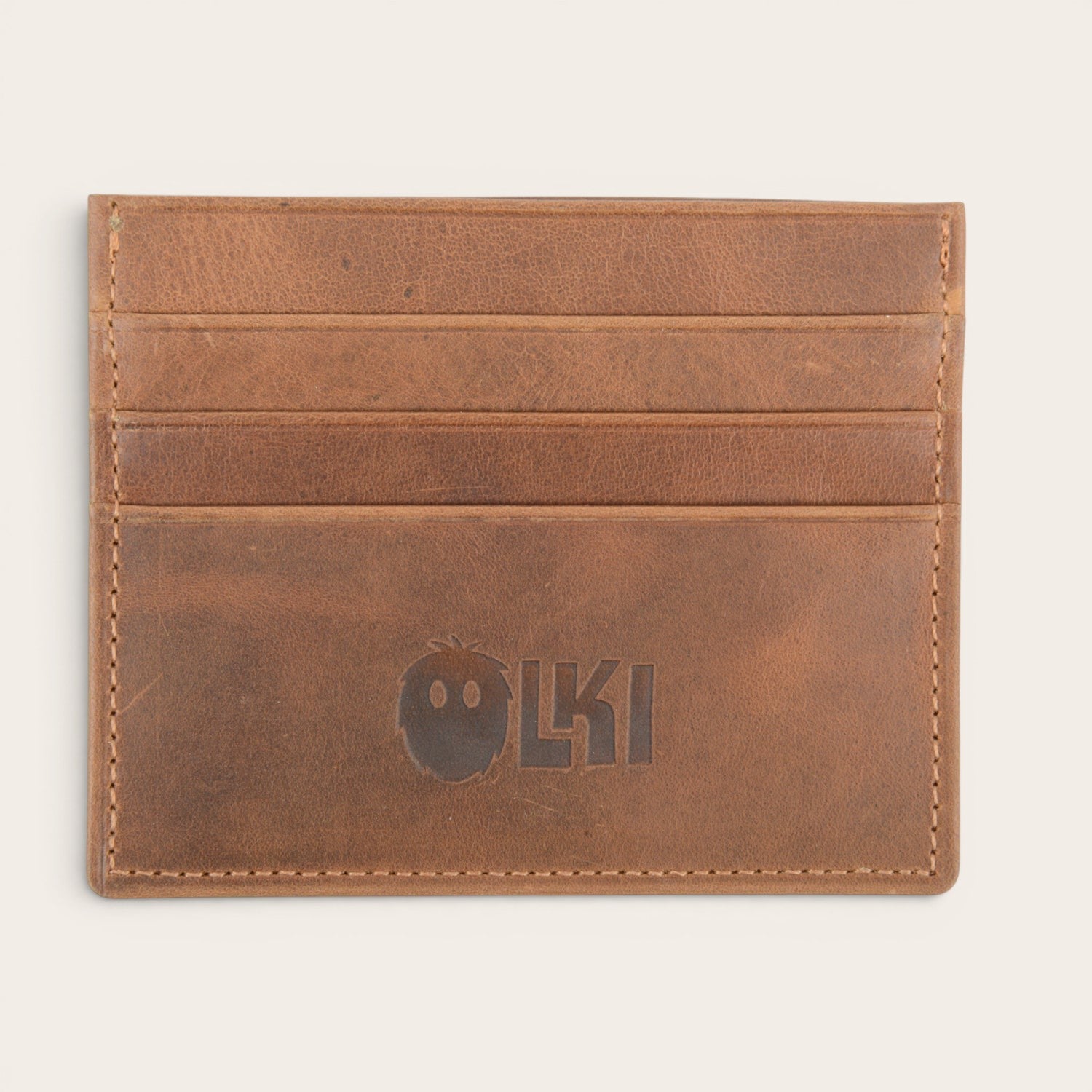 Tarjetero OLKI Rapel Habano de piel con múltiples ranuras para tarjetas y logo grabado.