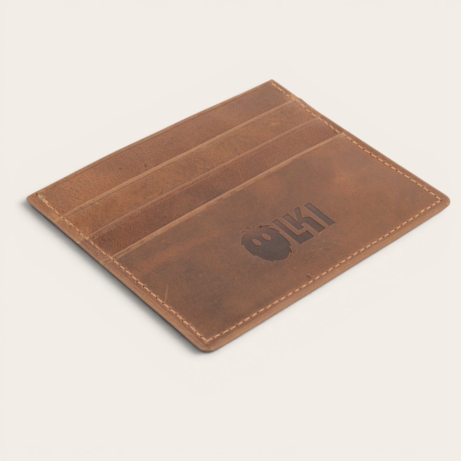 Tarjetero Rapel Habano de piel marrón de OLKI con múltiples ranuras para tarjetas y logo grabado.