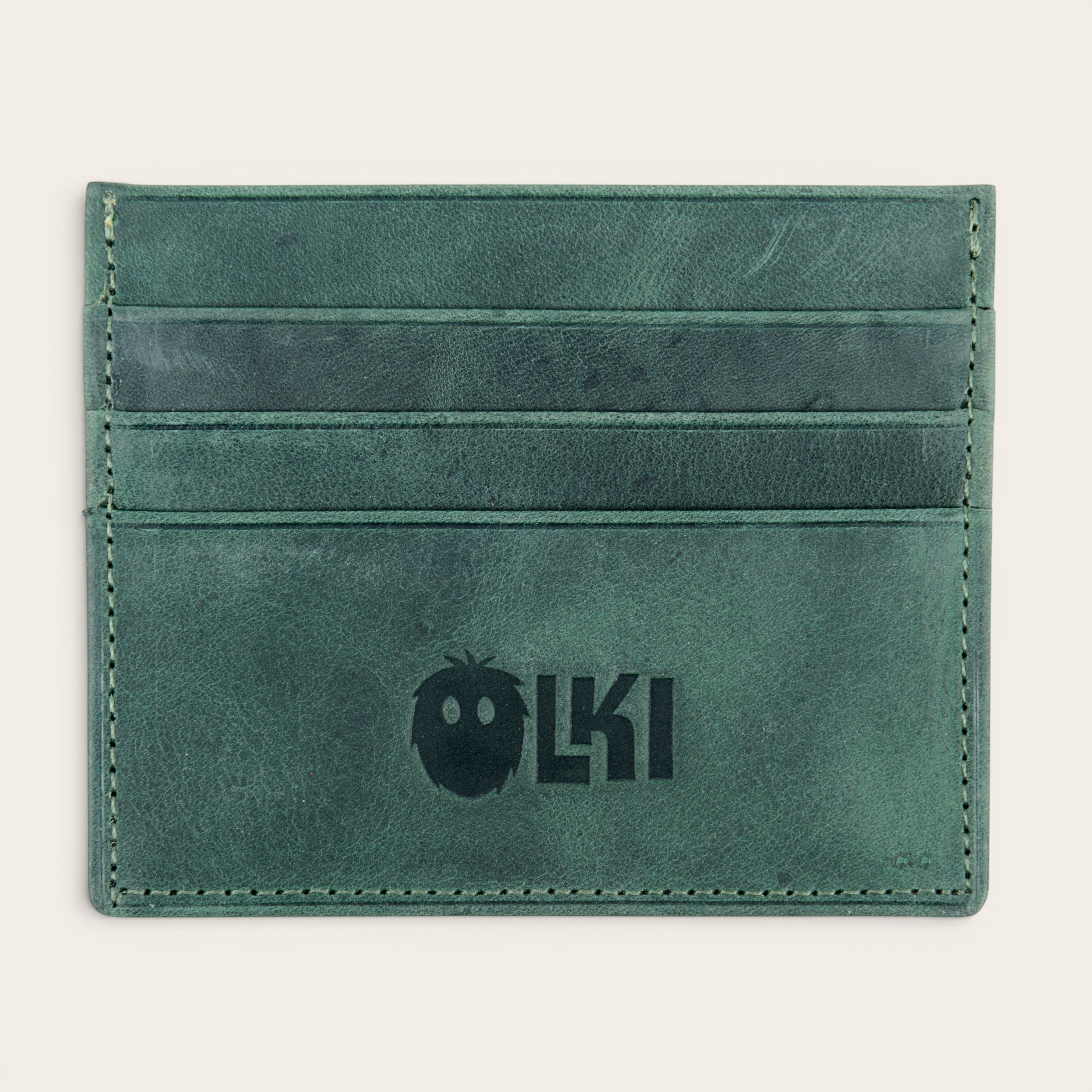Tarjetero OLKI Rapel verde musgo de piel con múltiples ranuras para tarjetas. Diseño minimalista y funcional.