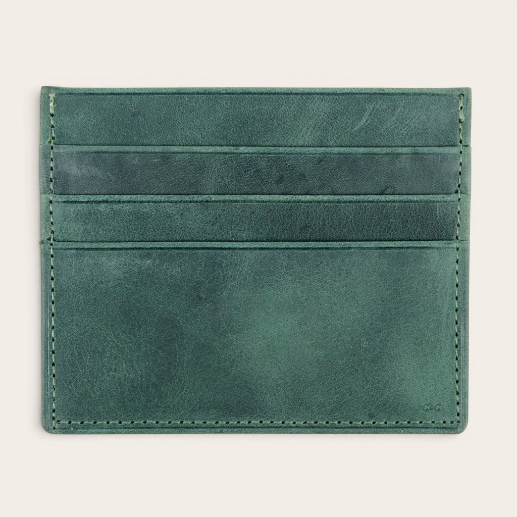Tarjetero OLKI Rapel verde musgo de piel con múltiples ranuras para tarjetas. Diseño minimalista y funcional.