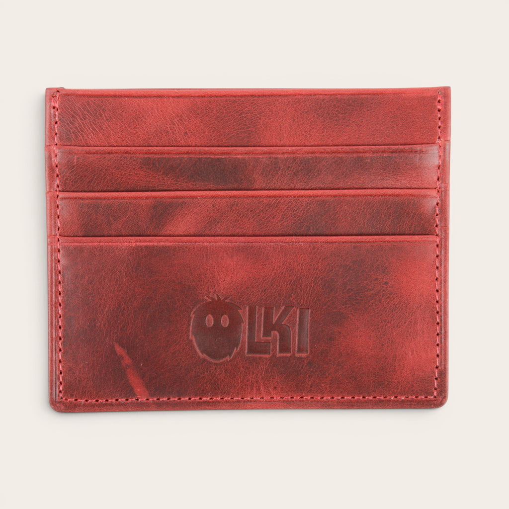 Tarjetero OLKI rojo de piel con múltiples ranuras para tarjetas y logo grabado. Diseño minimalista y funcional.