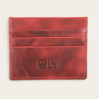 Tarjetero OLKI rojo de piel con múltiples ranuras para tarjetas y logo grabado. Diseño minimalista y funcional.