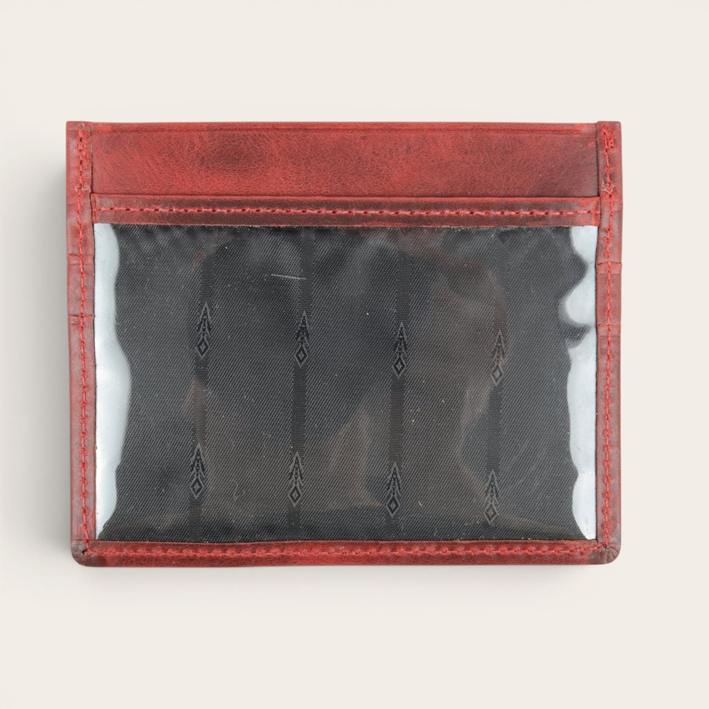 Tarjetero OLKI Cachapoal Rojo de piel con compartimento transparente para identificación y ranuras para tarjetas.