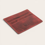 Tarjetero OLKI Cachapoal Rojo de piel con ranuras para tarjetas y logo grabado.