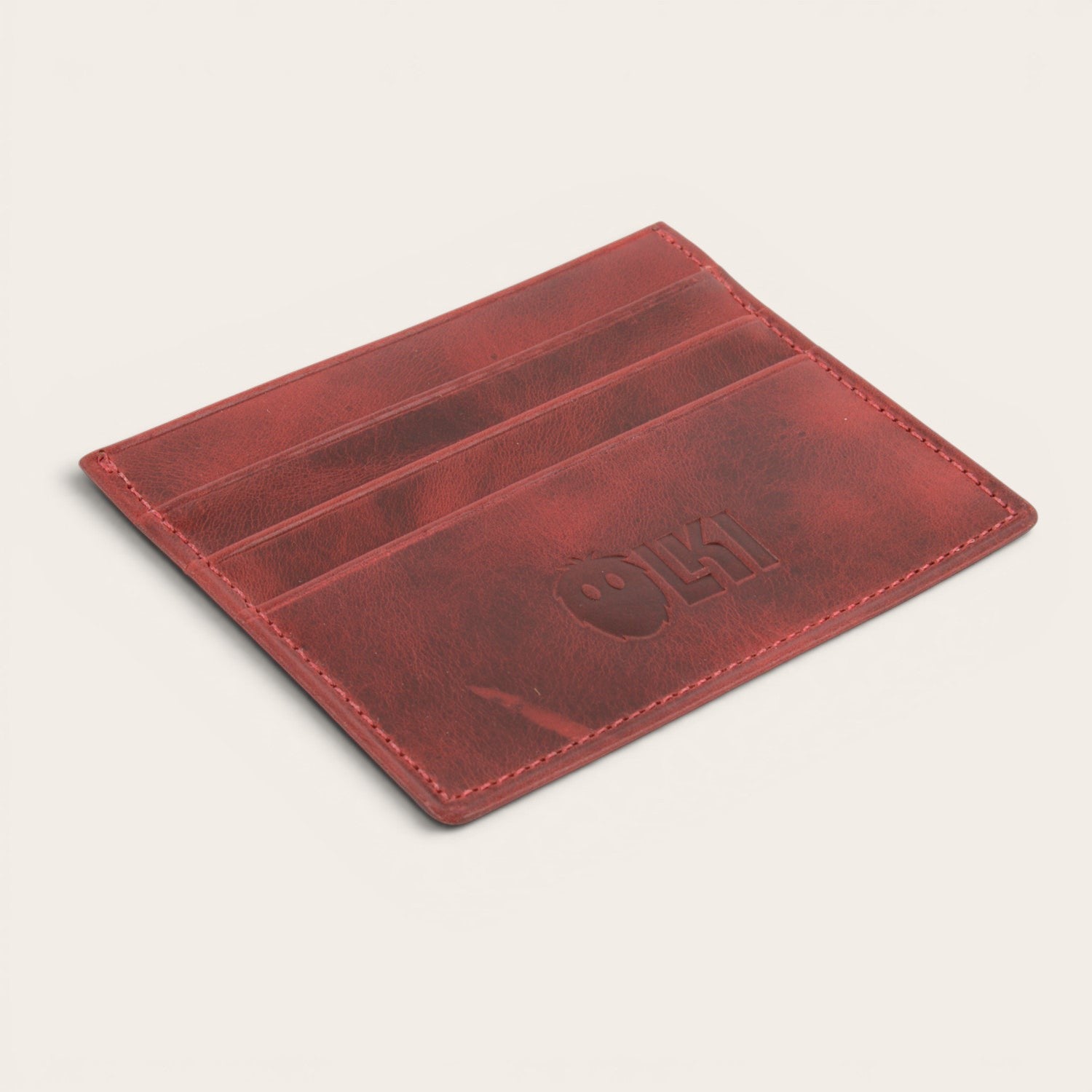 Tarjetero OLKI Cachapoal Rojo de piel con ranuras para tarjetas y logo grabado.