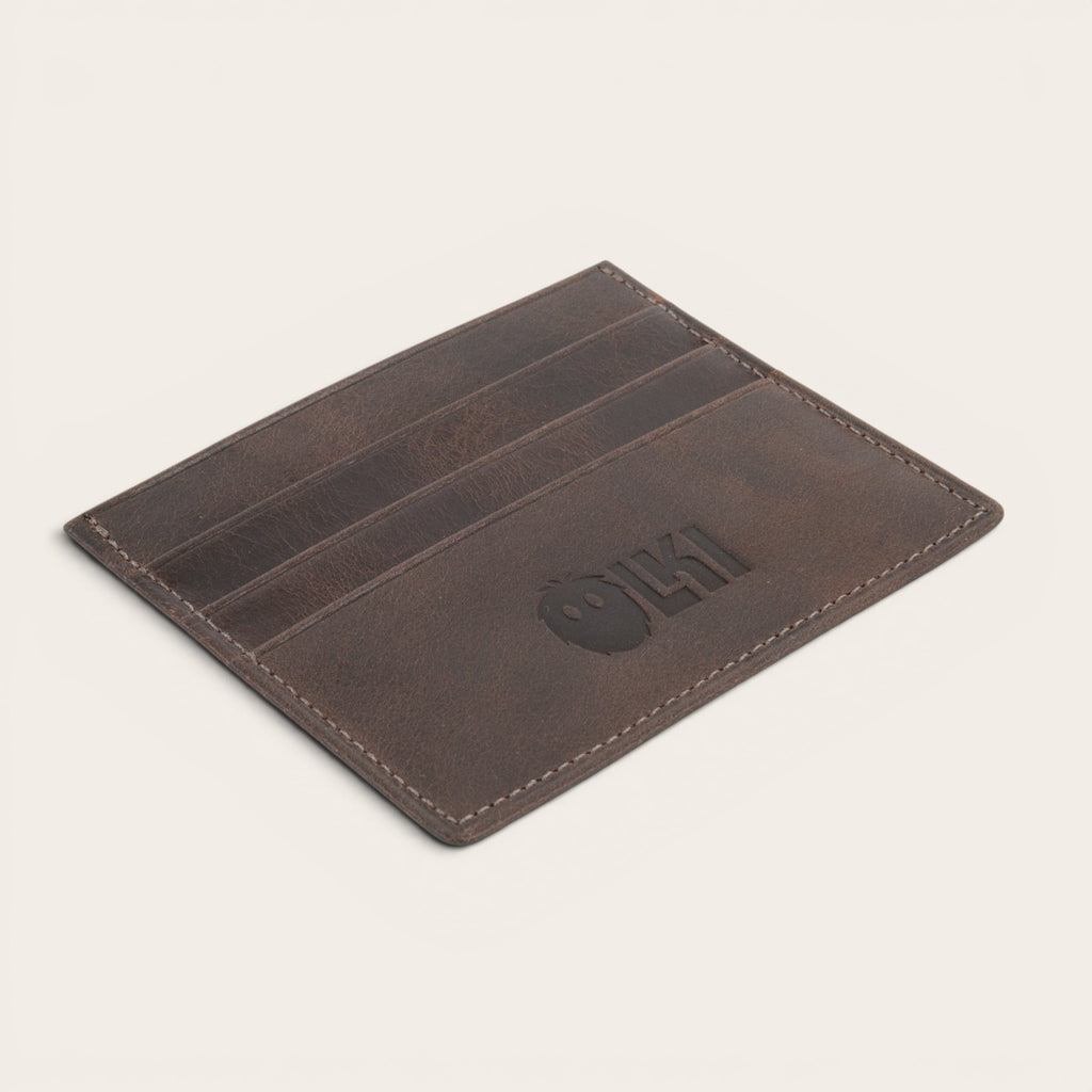 Tarjetero Rapel Chocolate de piel con múltiples ranuras para tarjetas y logo de OLKI grabado. Diseño minimalista y elegante.