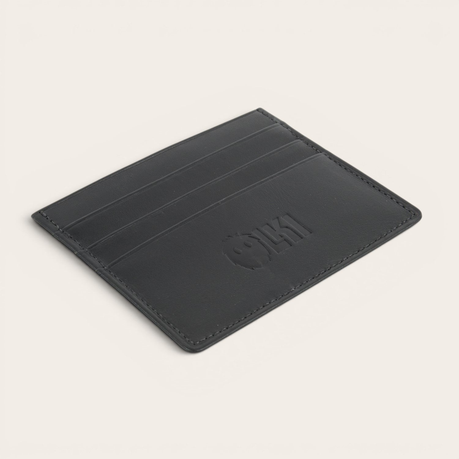 Tarjetero Rapel Negro de cuero de OLKI con múltiples ranuras para tarjetas y logo grabado.