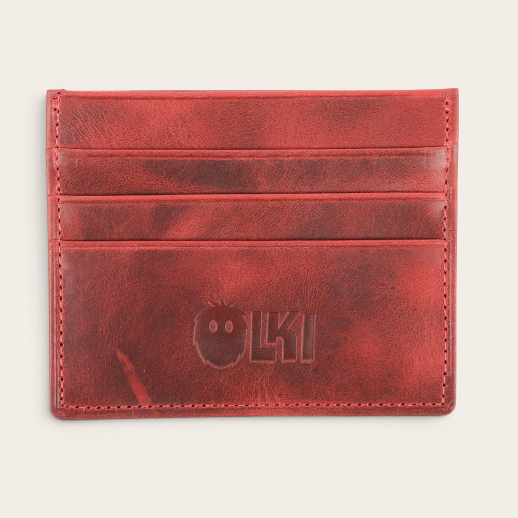 Tarjetero OLKI de cuero rojo desgastado con múltiples ranuras para tarjetas y logo grabado.