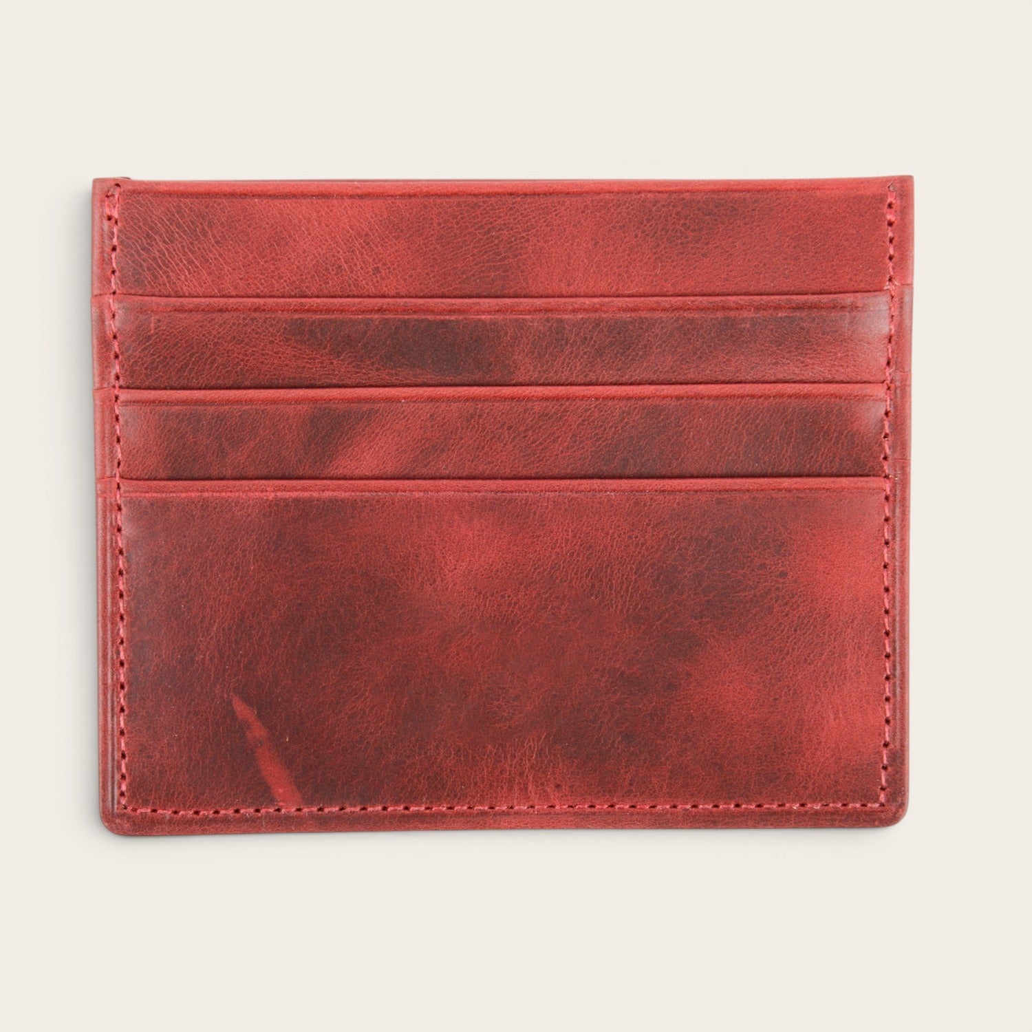 Tarjetero Rapel Rojo de cuero con acabado desgastado y múltiples ranuras para tarjetas de OLKI.