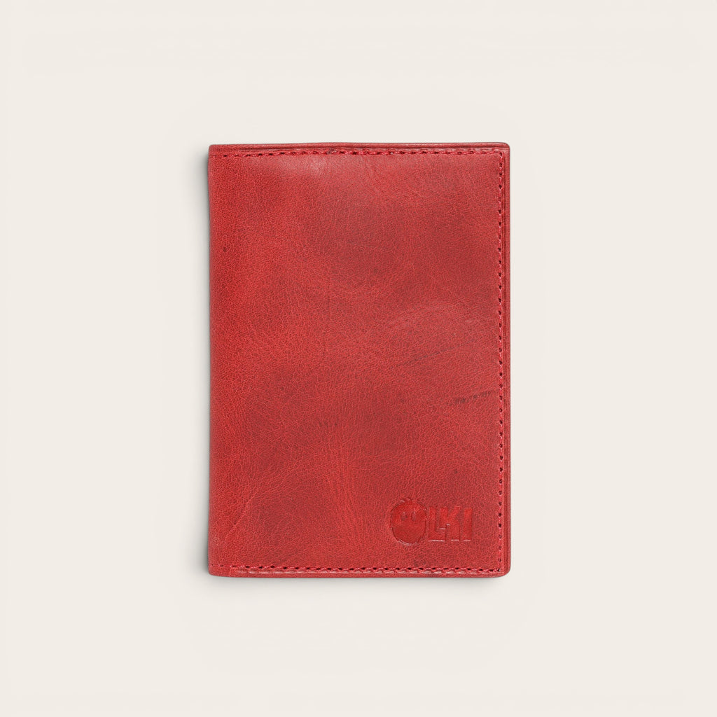 Tarjetero Tinguiririca Rojo de cuero de OLKI con múltiples ranuras para tarjetas. Diseño compacto y elegante en color rojo.