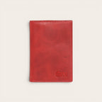 Tarjetero Tinguiririca Rojo de cuero de OLKI con múltiples ranuras para tarjetas. Diseño compacto y elegante en color rojo.