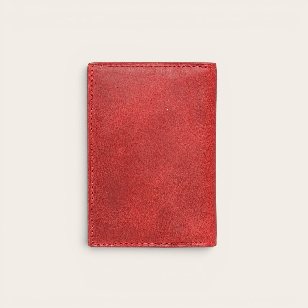 Tarjetero Tinguiririca Rojo de cuero de OLKI con múltiples ranuras para tarjetas. Diseño compacto y elegante en color rojo.