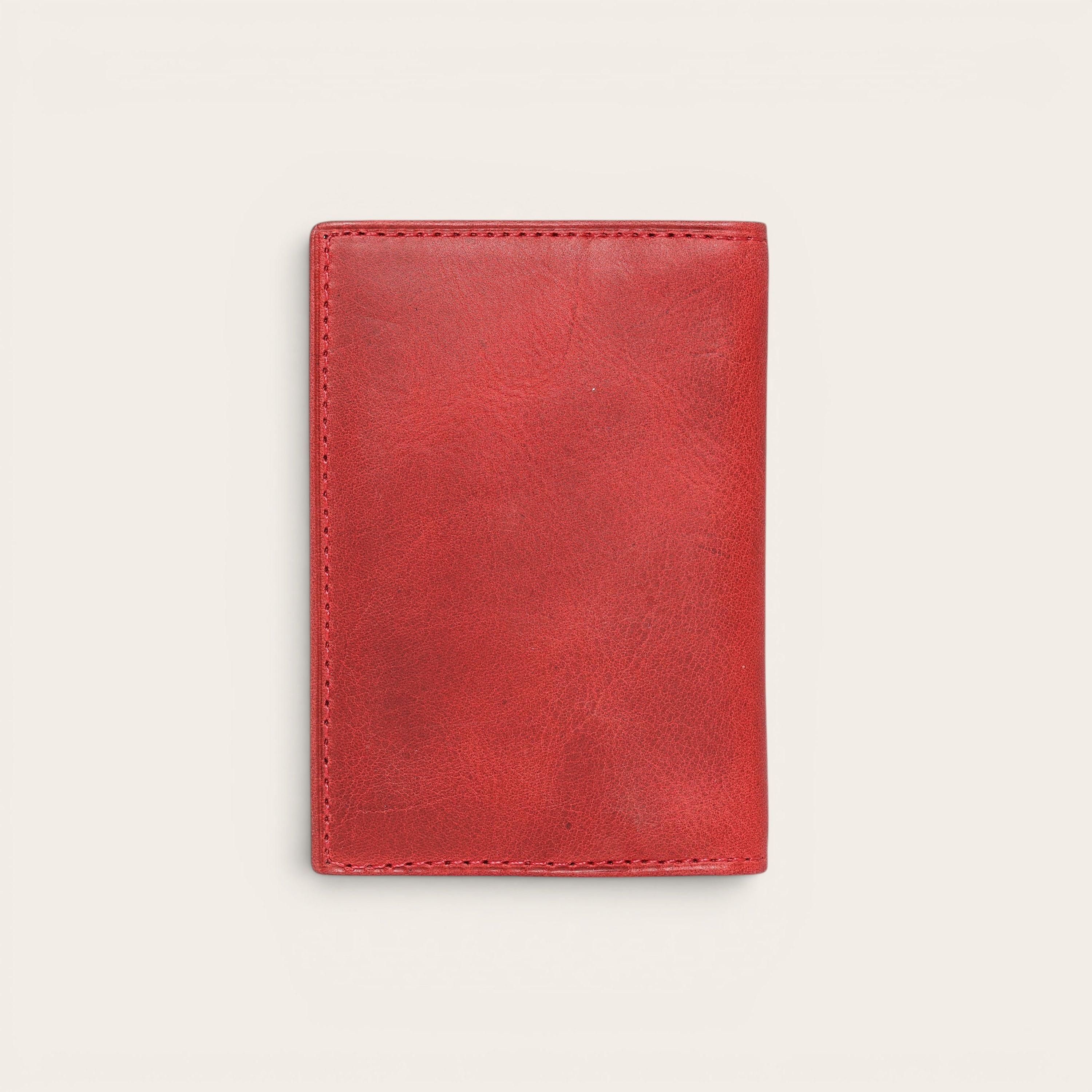 Tarjetero Tinguiririca Rojo de cuero de OLKI con múltiples ranuras para tarjetas. Diseño compacto y elegante en color rojo.