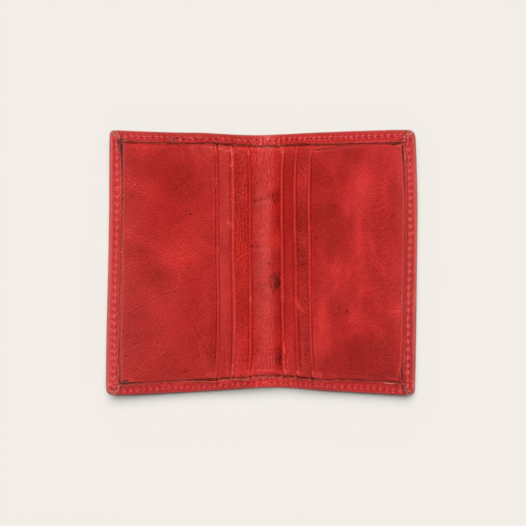 Tarjetero Tinguiririca Rojo de cuero de OLKI con múltiples ranuras para tarjetas, diseño compacto y elegante.