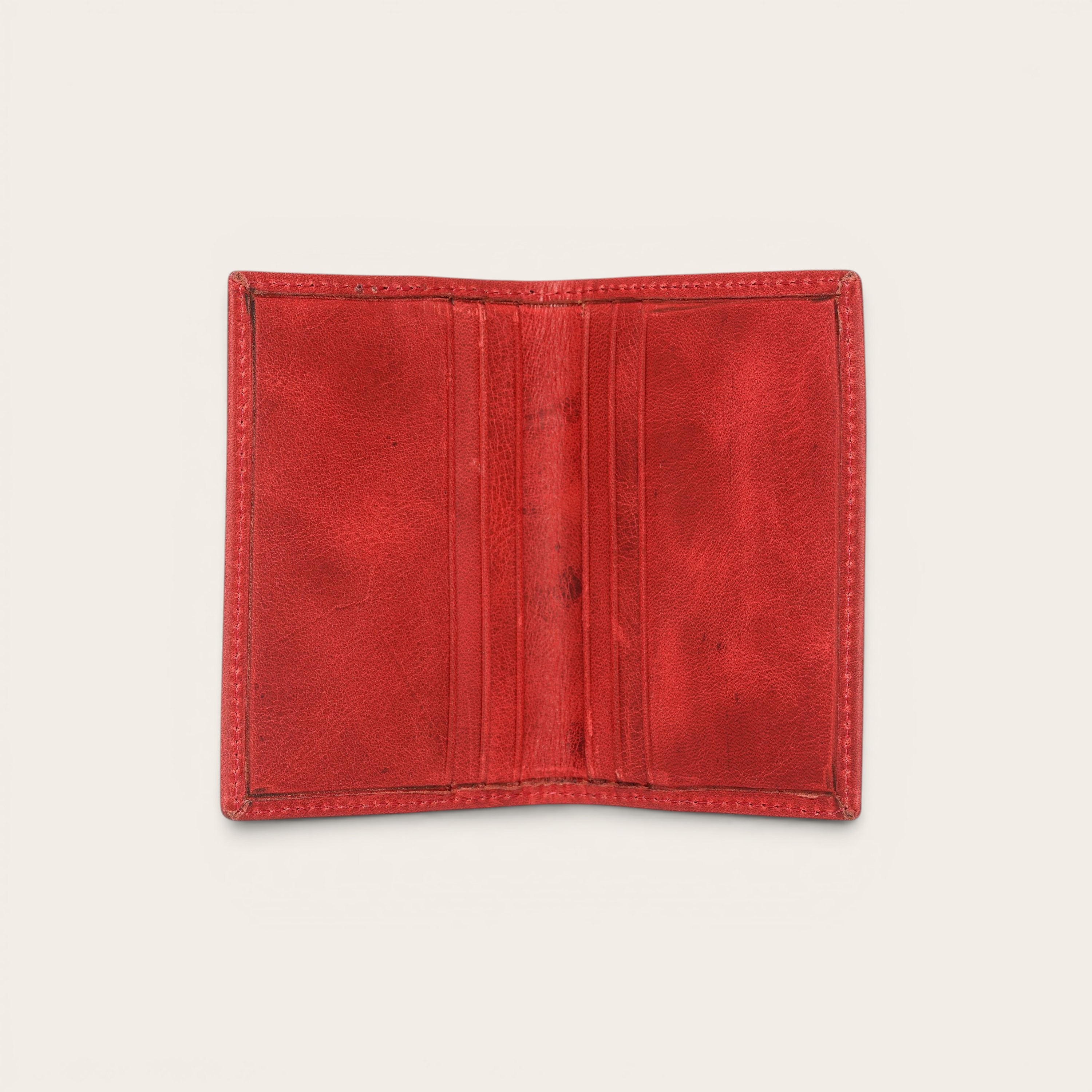 Tarjetero Tinguiririca Rojo de cuero de OLKI con múltiples ranuras para tarjetas, diseño compacto y elegante.