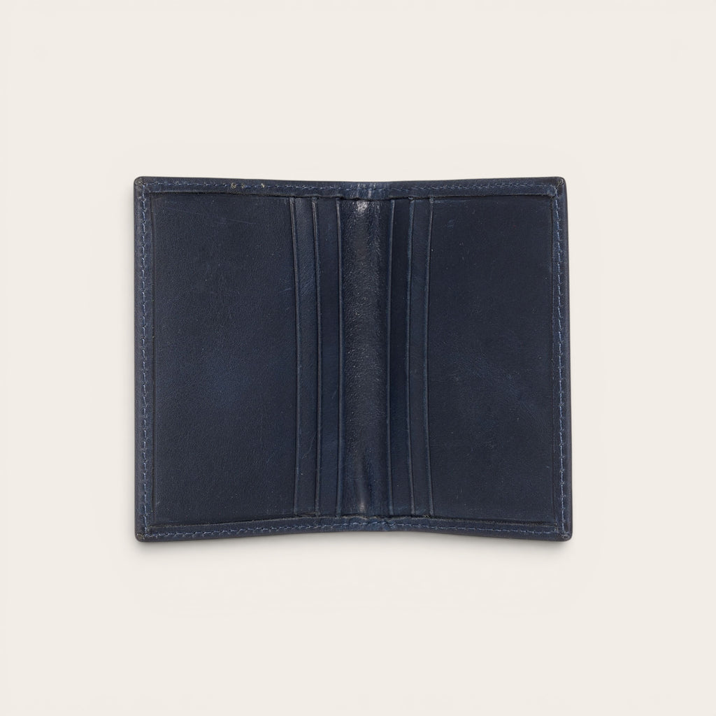 Tarjetero Tinguiririca Azul de piel de OLKI con múltiples ranuras para tarjetas. Diseño compacto y elegante en azul marino.